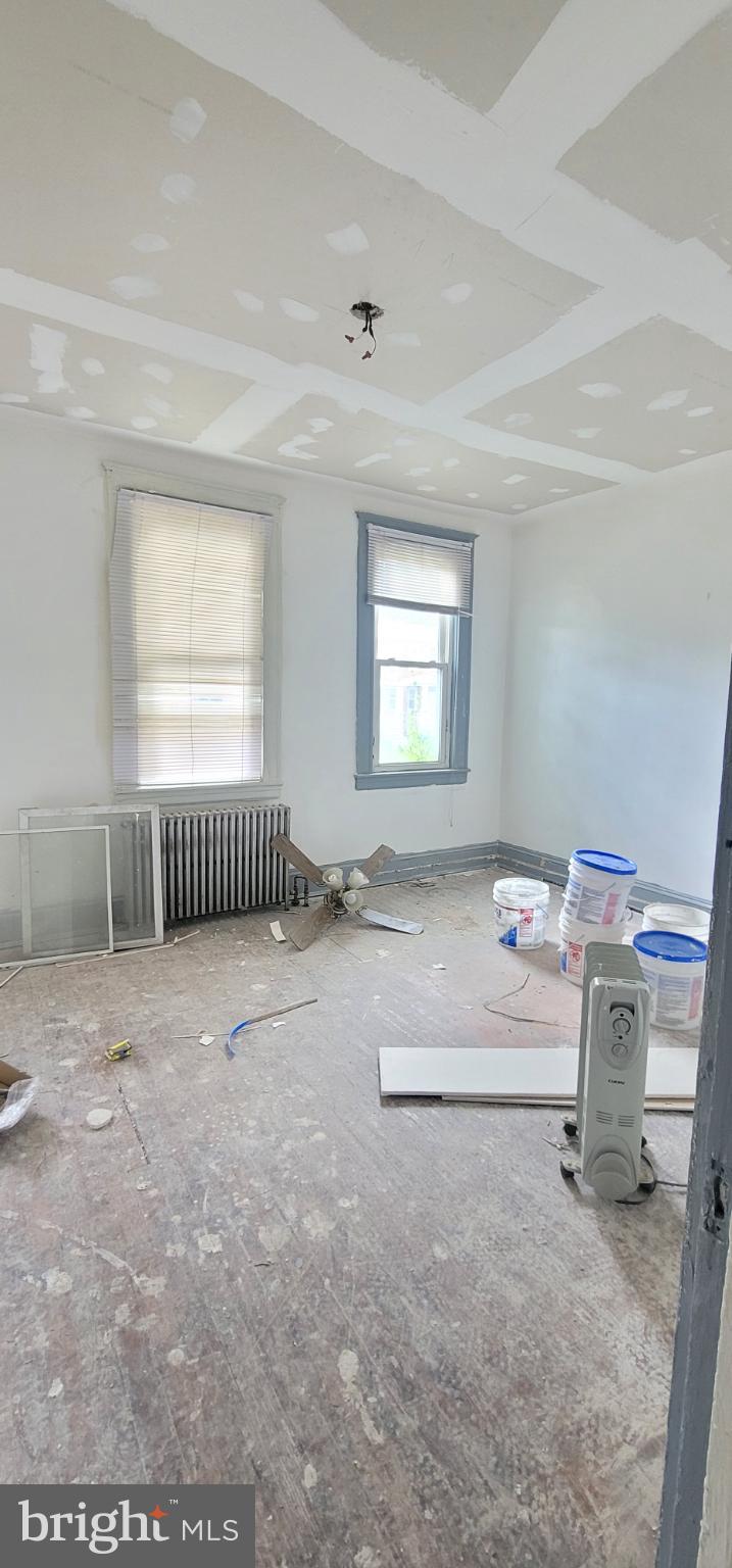 4041 Fairfax Road Baltimore, MD 21216 - Photo 7 of 10 en empty room with windows