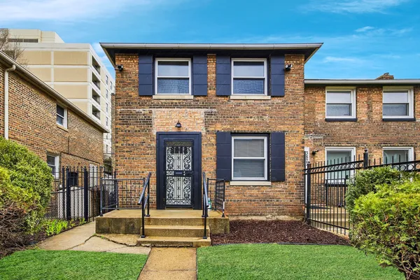 $319,900 | 3821 South Calumet Avenue, Chicago, IL 60653