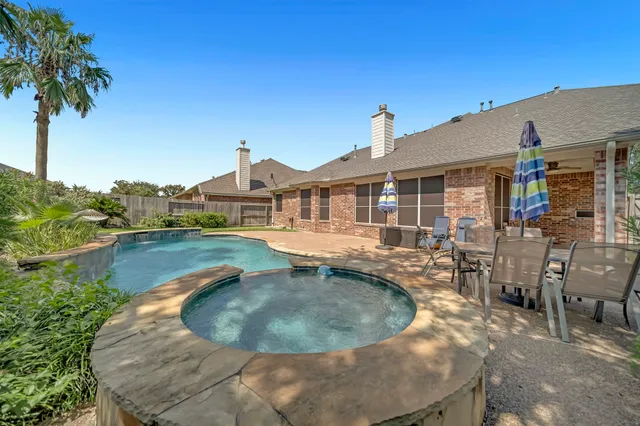 a view of a yard with a house