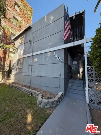 a view of a house with backyard