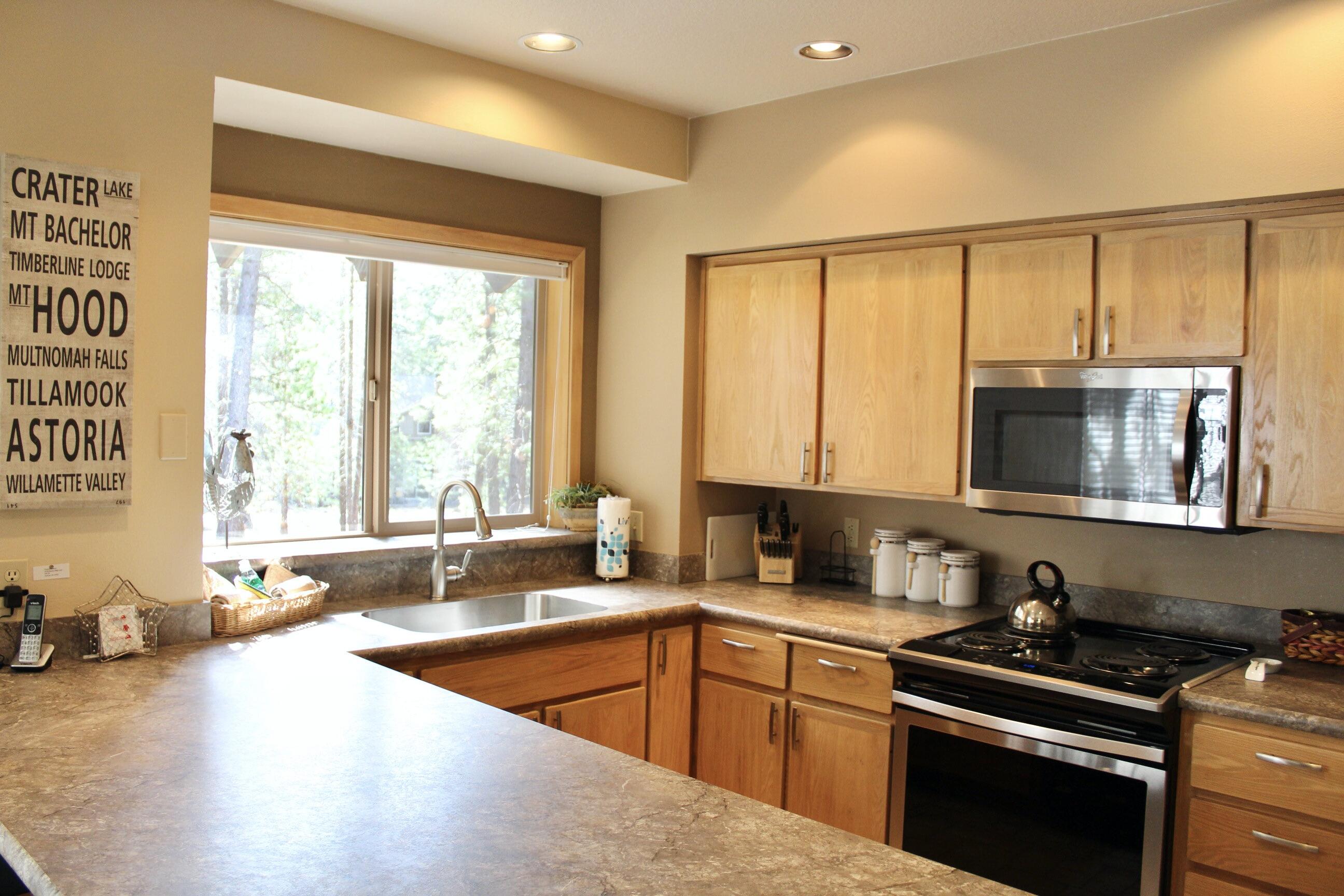 57378 Beaver Ridge Loop, Unit 34D1 Sunriver, OR 97707 - Photo 9 of 25 10-kit-R34.