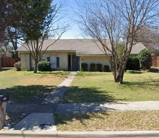 a view of a yard with a house