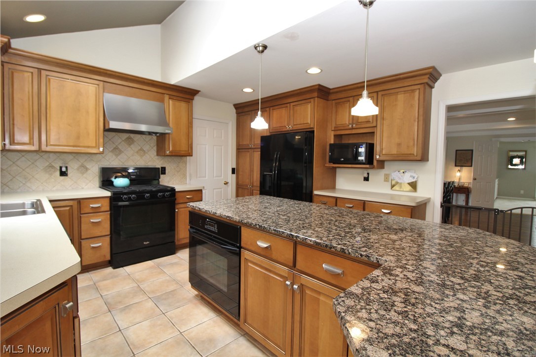 7225 Hayward Road Hudson, OH 44236 - Photo 16 of 31 Updated Kitchen with Tiled Backsplash