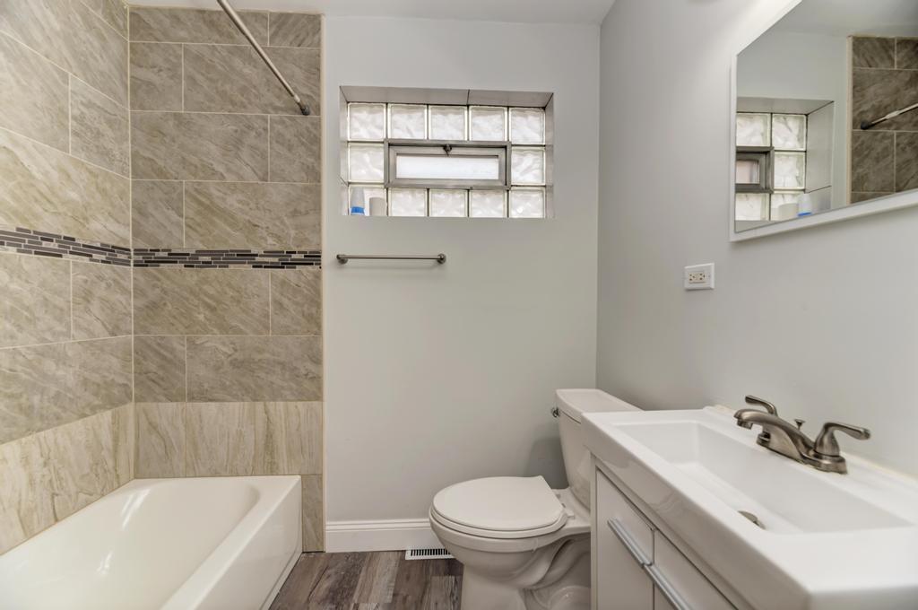 8625 43rd Street Lyons, IL 60534 - Photo 14 of 22 a bathroom with a sink toilet and bathtub
