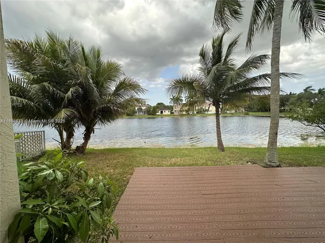 a view of a yard and front view of a house