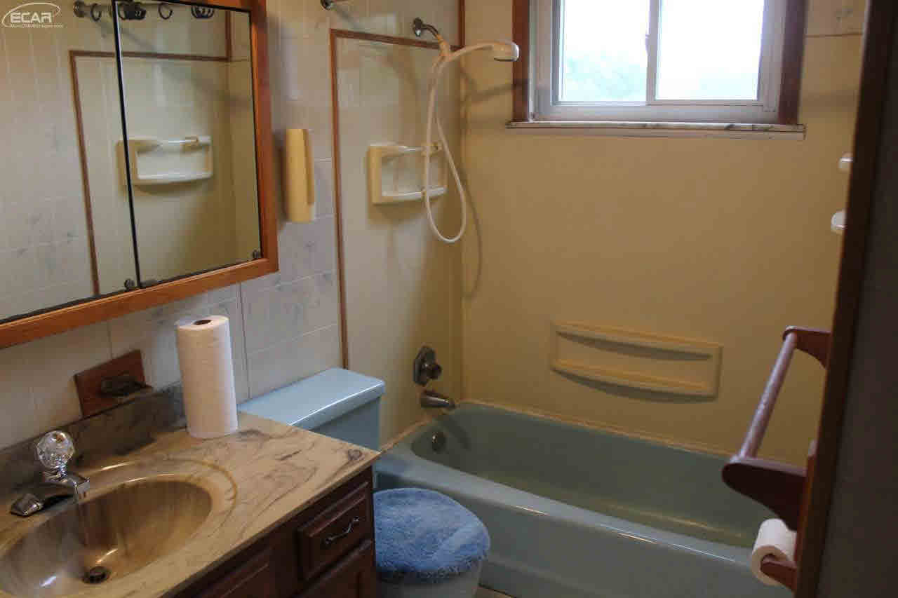 8205 West Mount Morris Road Flushing, MI 48433 - Photo 10 of 14 21229596-9.JPG