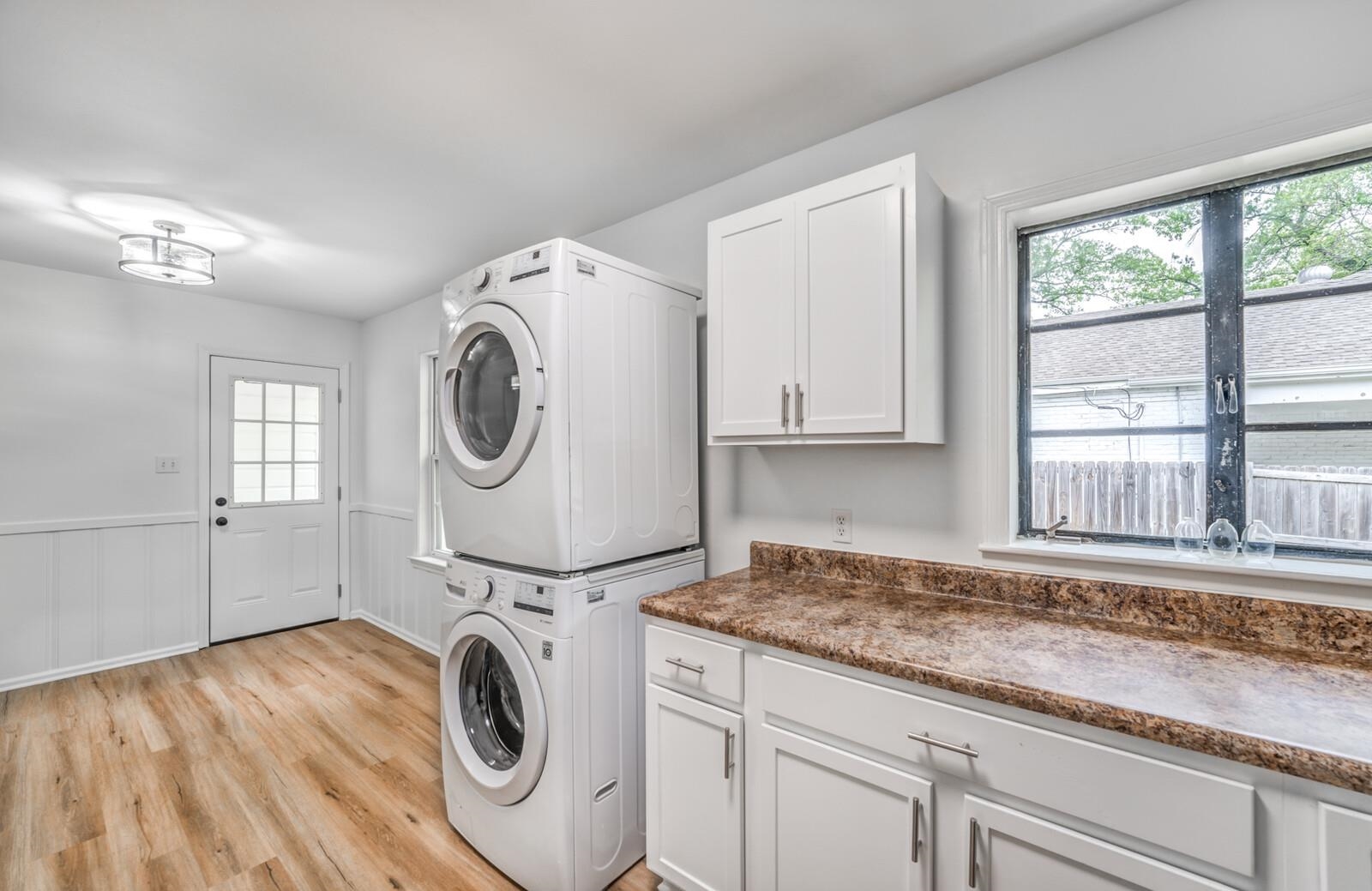 5600 Manley Road Memphis, TN 38120 - Photo 17 of 31 a utility room with sink dryer and washer