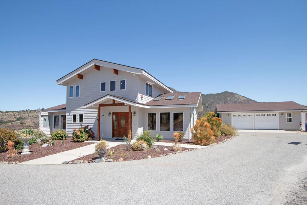 2670 Vista Del Rio Fallbrook, CA 92028 - Photo 2 of 24