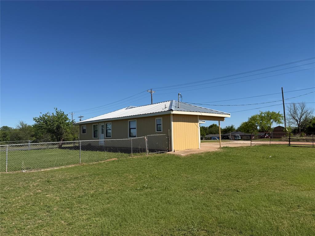 1346 Polk Road Bowie, TX 76230 - Photo 5 of 37