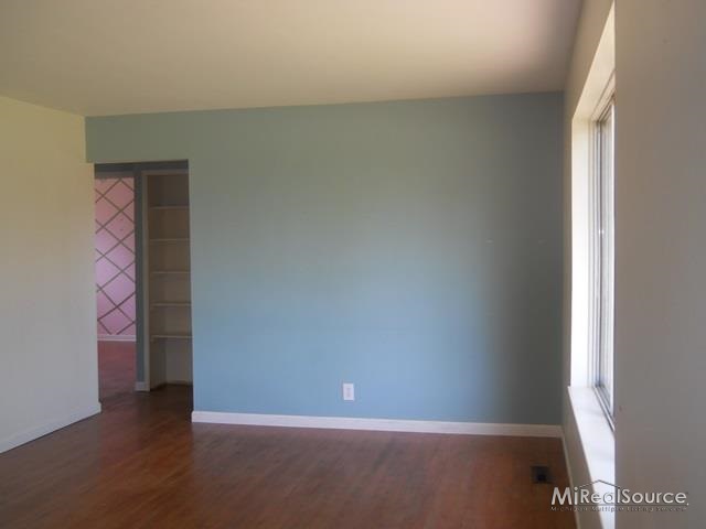 32709 Ridgefield Avenue Warren, MI 48088 - Photo 10 of 22 31147503-9.JPG