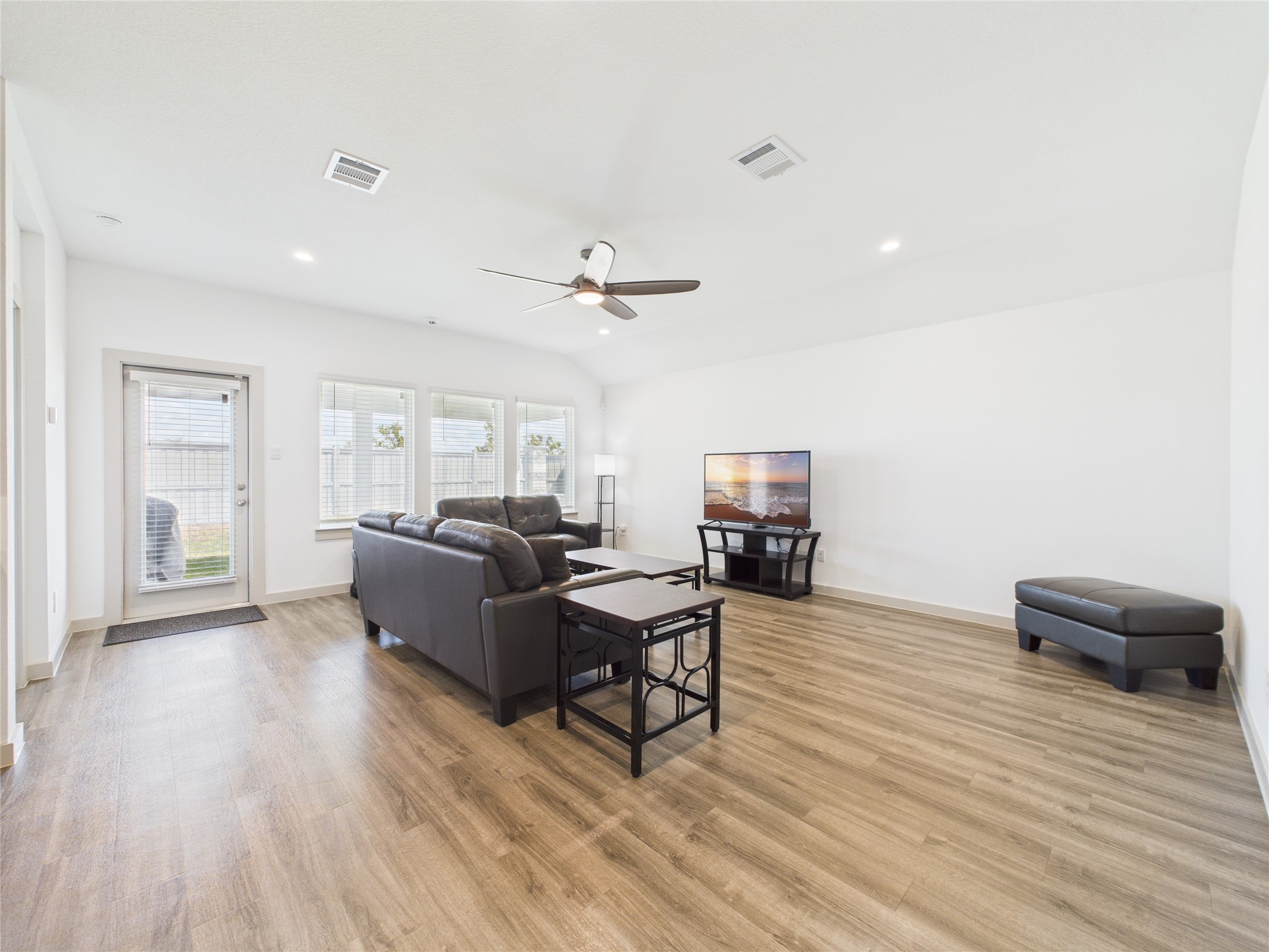 1127 Curly Angora Court Rosharon, TX 77583 - Photo 4 of 26 Large family room