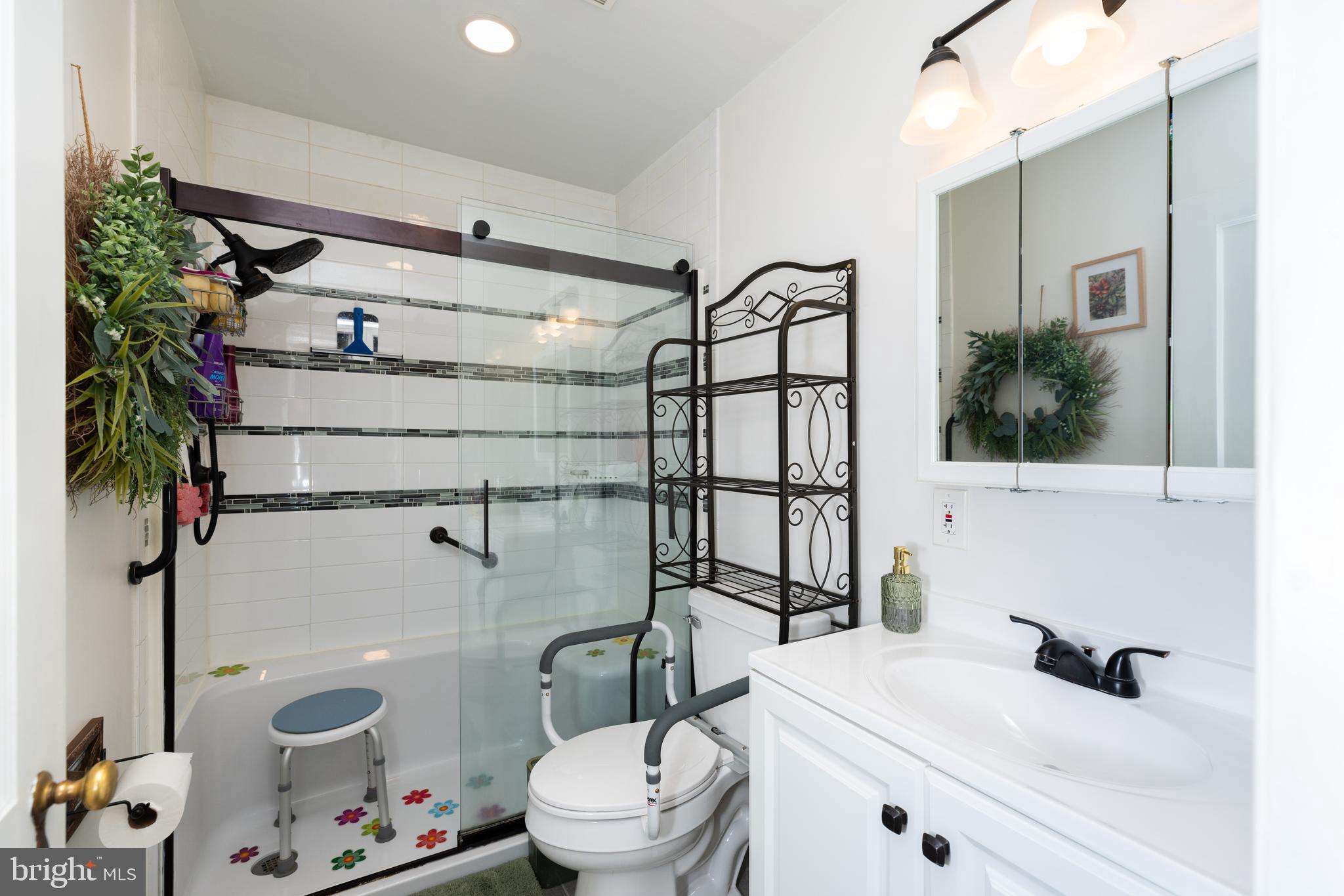 913 Aldon Road Claymont, DE 19703 - Photo 16 of 26 a bathroom with a sink toilet vanity and tub