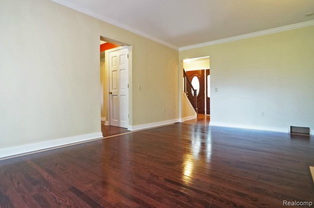 900 East Dawson Road Milford, MI 48381 - Photo 2 of 20 Hardwood Floors in Living Room
