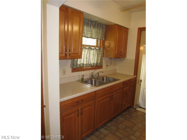 7014 Snow Road Parma, OH 44129 - Photo 6 of 25