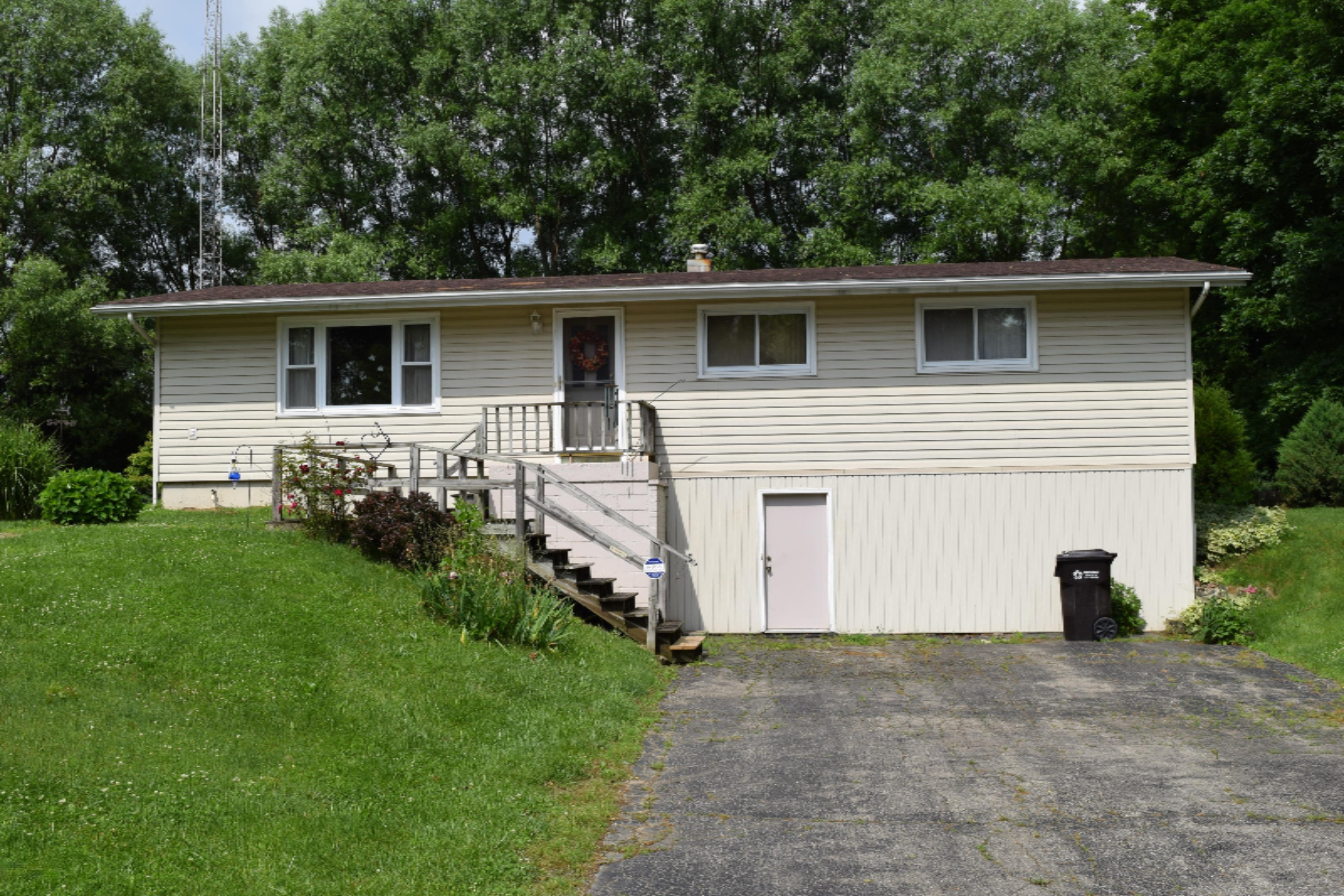 404 South Angola Road Coldwater, MI 49036 - Photo 3 of 16 DSC_0331
