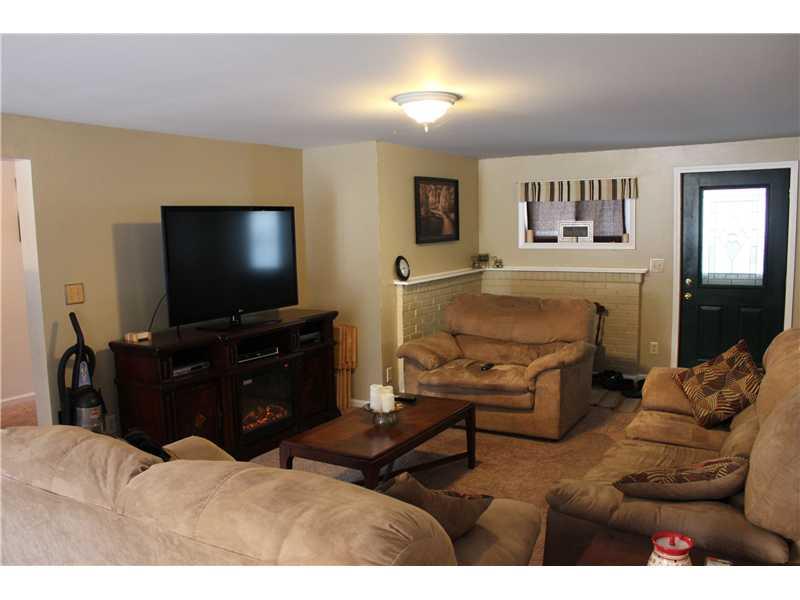 103 Rural Drive Butler, PA 16001 - Photo 2 of 17 Living Room.