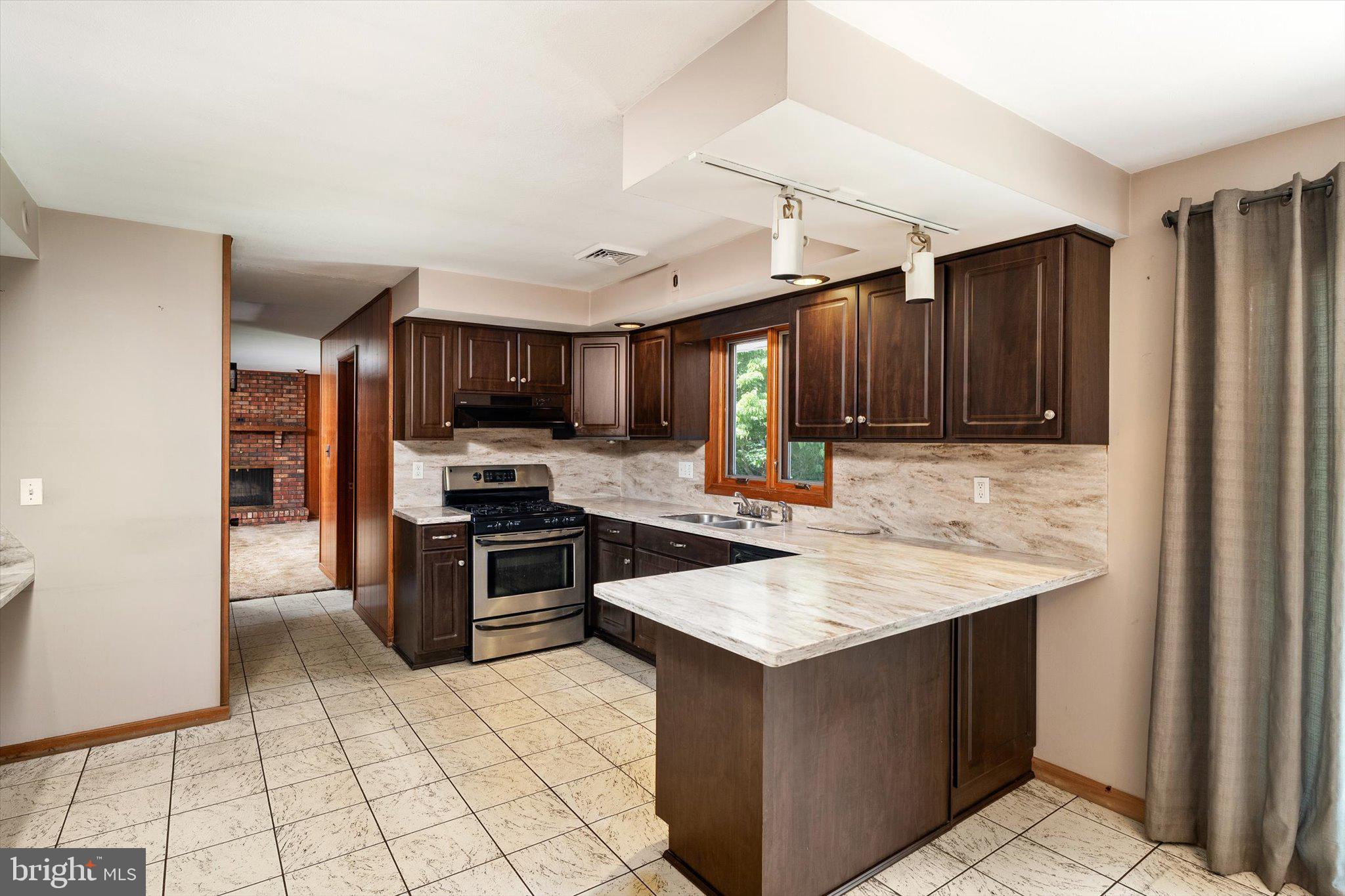 18 Edgewood Road Robbinsville, NJ 08691 - Photo 7 of 33 Gallery Image 7