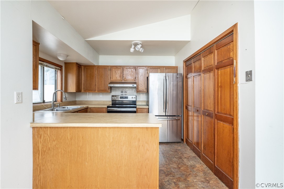 3102 Spreading Oak Road Midlothian, VA 23112 - Photo 7 of 25 a kitchen with stainless steel appliances a refrigerator and a stove