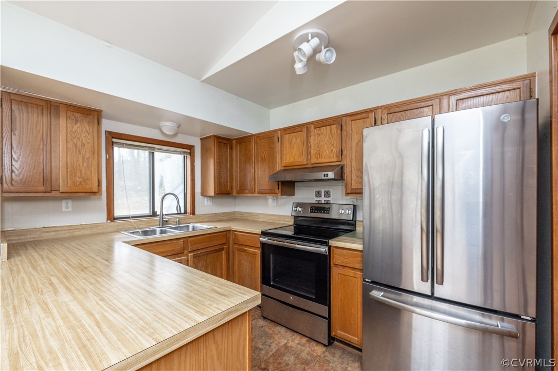 3102 Spreading Oak Road Midlothian, VA 23112 - Photo 8 of 25 a kitchen with stainless steel appliances granite countertop a refrigerator a sink dishwasher a stove and white countertops with wooden floor