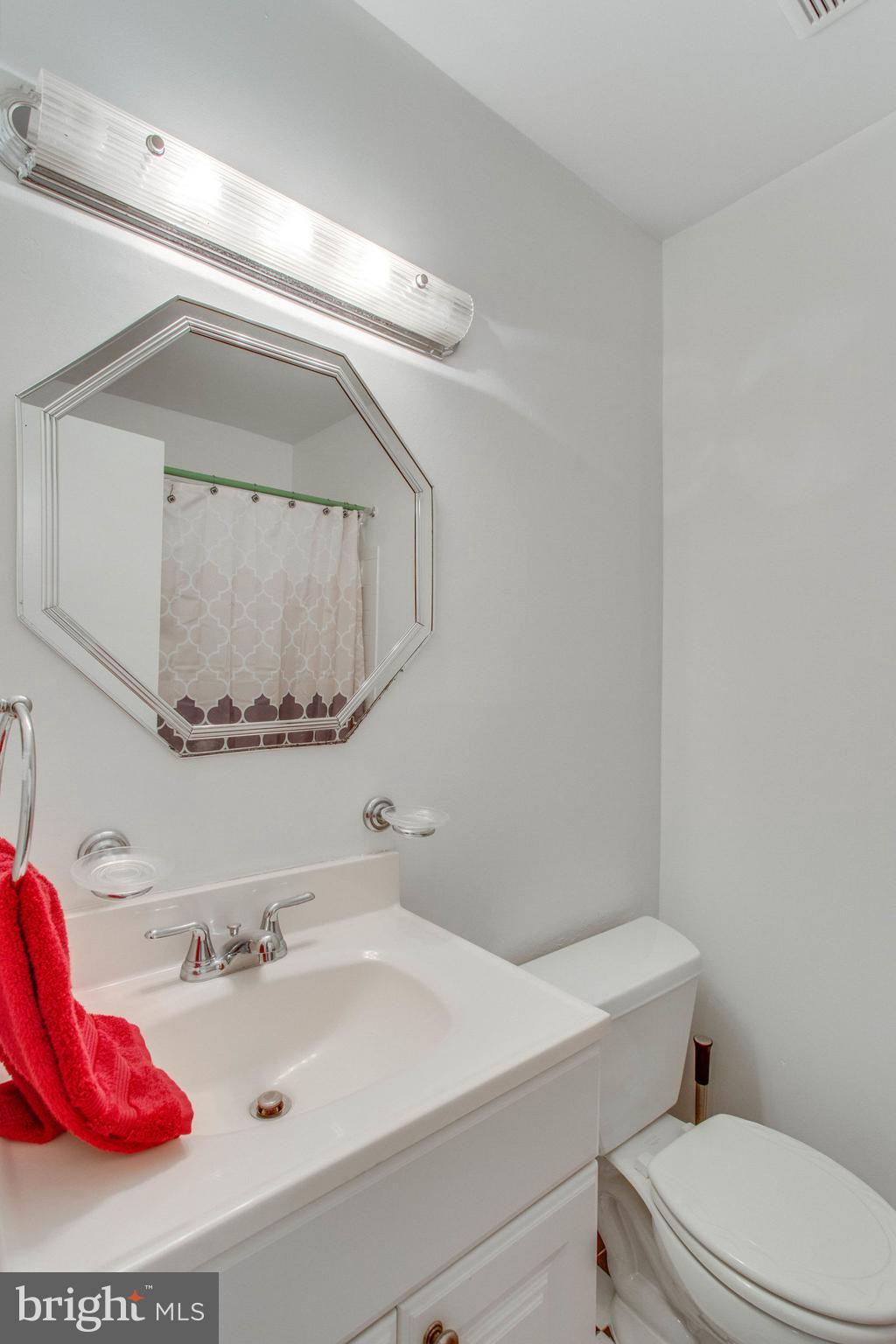 9869 Lakepointe Drive Burke, VA 22015 - Photo 19 of 30 Second full bath on upper level