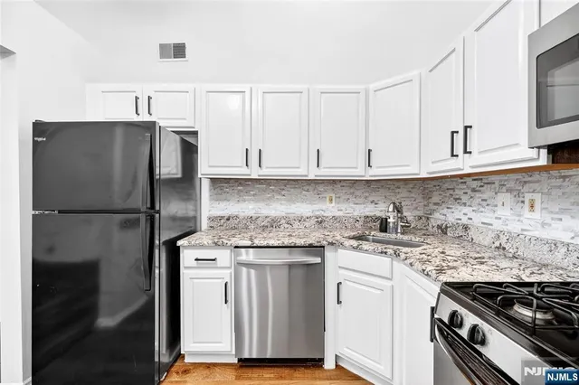 $2,800 | 556 Holly Court, Mahwah, NJ 07430