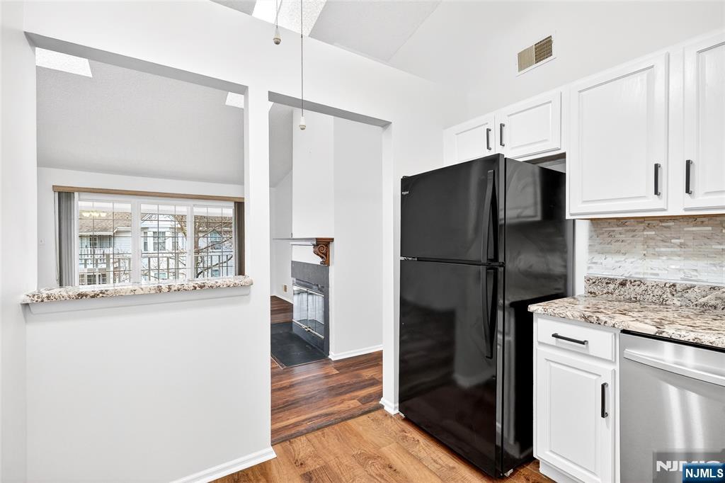 556 Holly Court Mahwah, NJ 07430 - Photo 19 of 46 a kitchen with stainless steel appliances a refrigerator and a stove