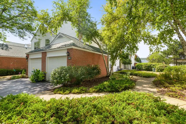 $289,000 | 106 Woodbury Lane, Lake Bluff, IL 60044