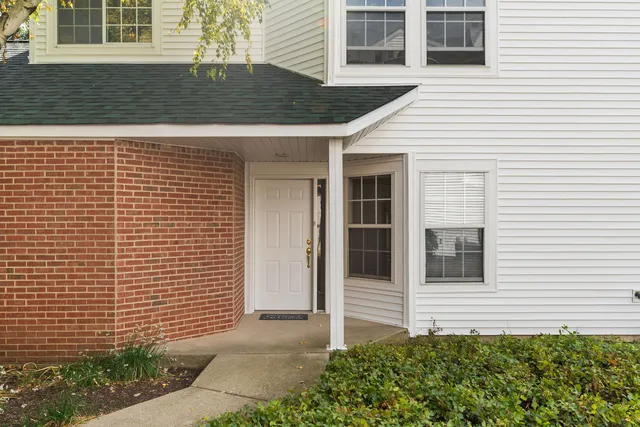 $289,000 | 106 Woodbury Lane, Lake Bluff, IL 60044