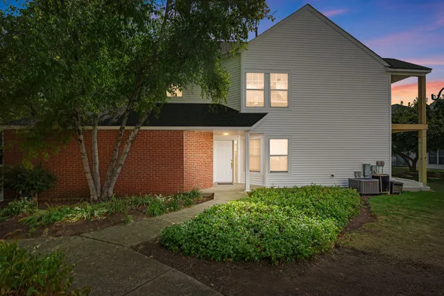 $289,000 | 106 Woodbury Lane, Lake Bluff, IL 60044