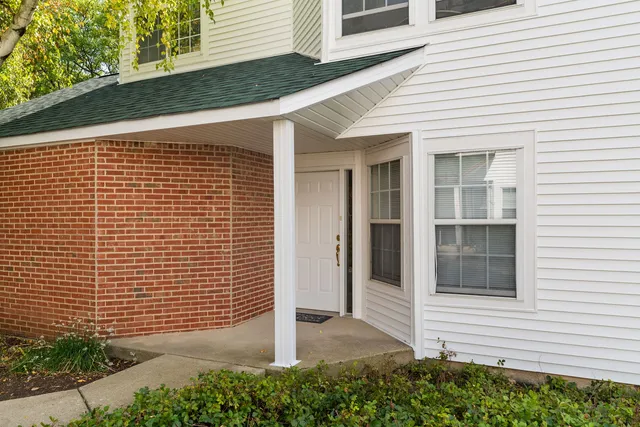 $289,000 | 106 Woodbury Lane, Lake Bluff, IL 60044