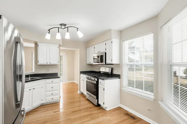 $289,000 | 106 Woodbury Lane, Lake Bluff, IL 60044