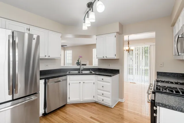 $289,000 | 106 Woodbury Lane, Lake Bluff, IL 60044