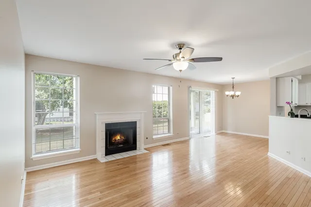 $289,000 | 106 Woodbury Lane, Lake Bluff, IL 60044