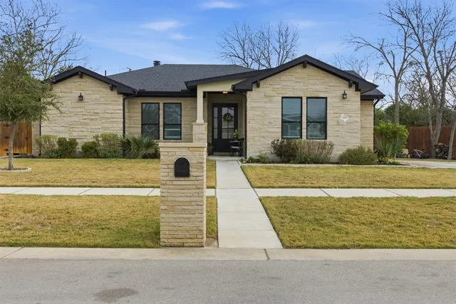 $825,000 | 1905 South College Street, Georgetown, TX 78626