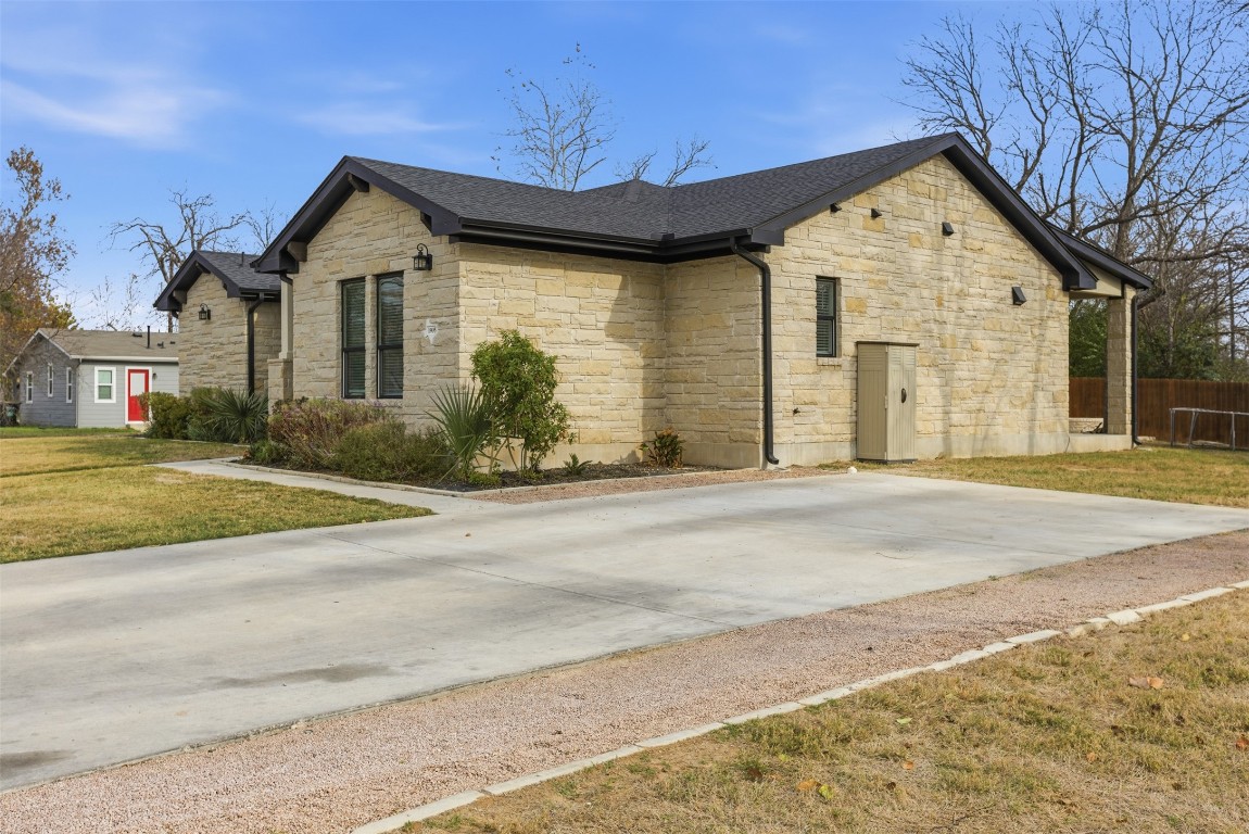 1905 South College Street Georgetown, TX 78626 - Photo 4 of 37 a front view of a house with a garden