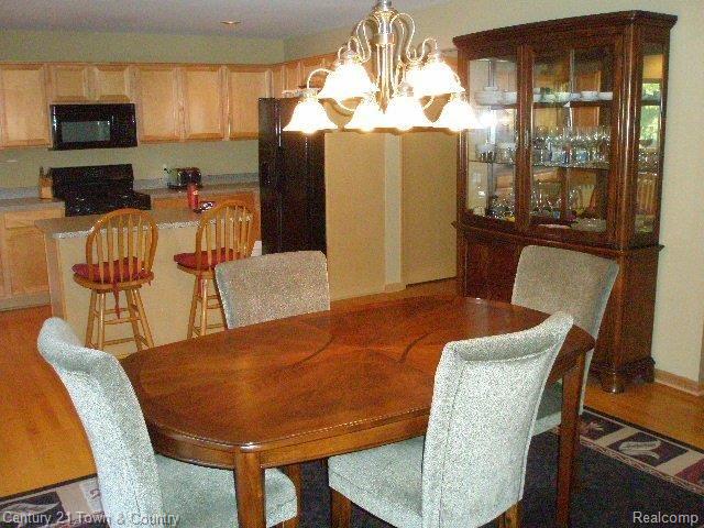 49259 Monte Road New Baltimore, MI 48047 - Photo 12 of 25 Kitchen seating area