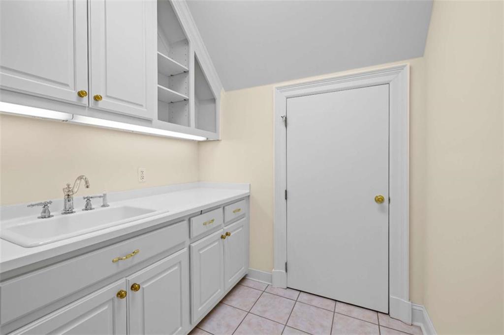 5225 Chalybeate Springs Road Woodland, GA 31836 - Photo 83 of 100 a bathroom with a sink and a mirror