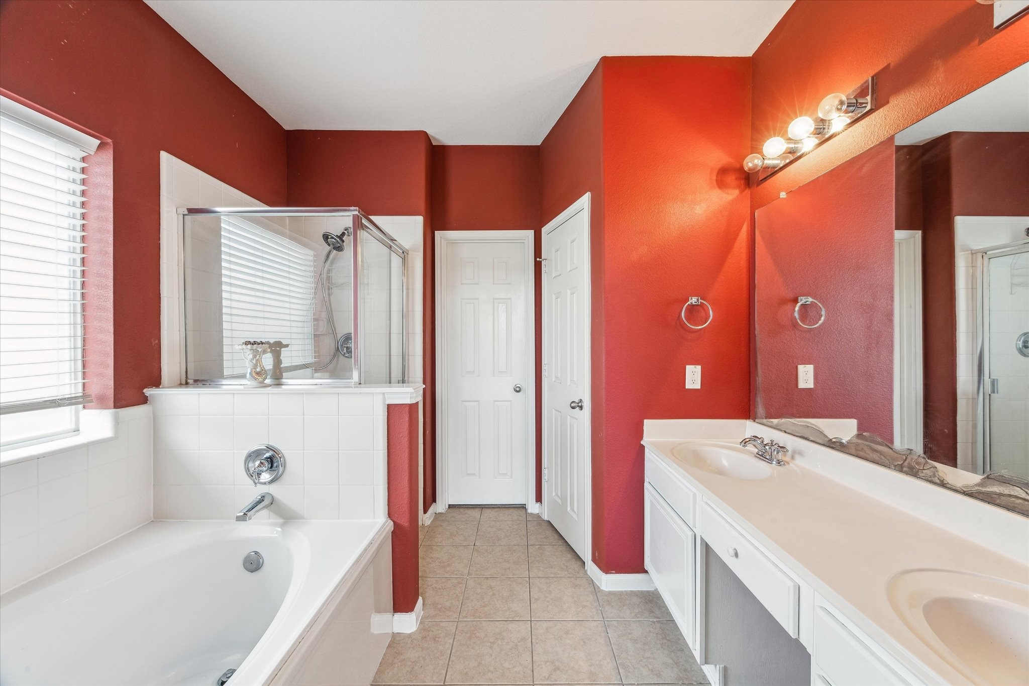 4713 Cypress Bend Court Pearland, TX 77584 - Photo 19 of 27 En-Suite Bathroom, Double Sinks, Soaking Tub & Separate Shower