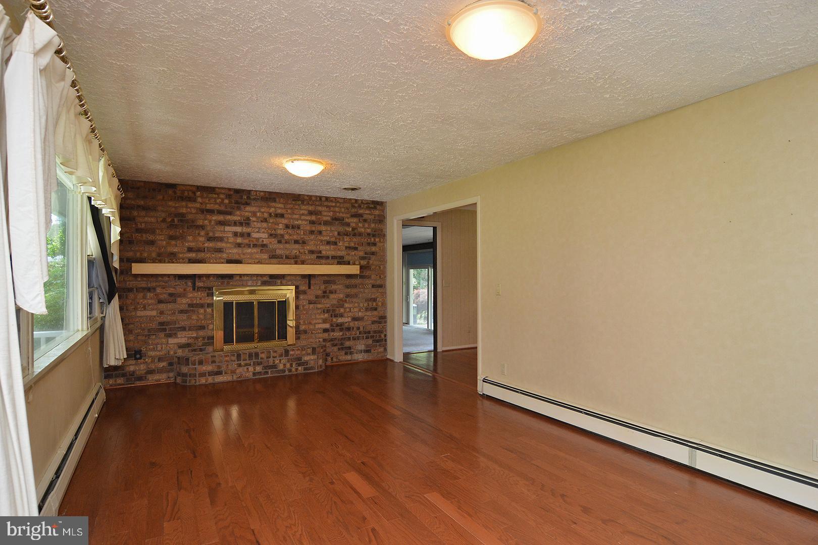 106 Stephen Road Reading, PA 19601 - Photo 4 of 34 Living Room