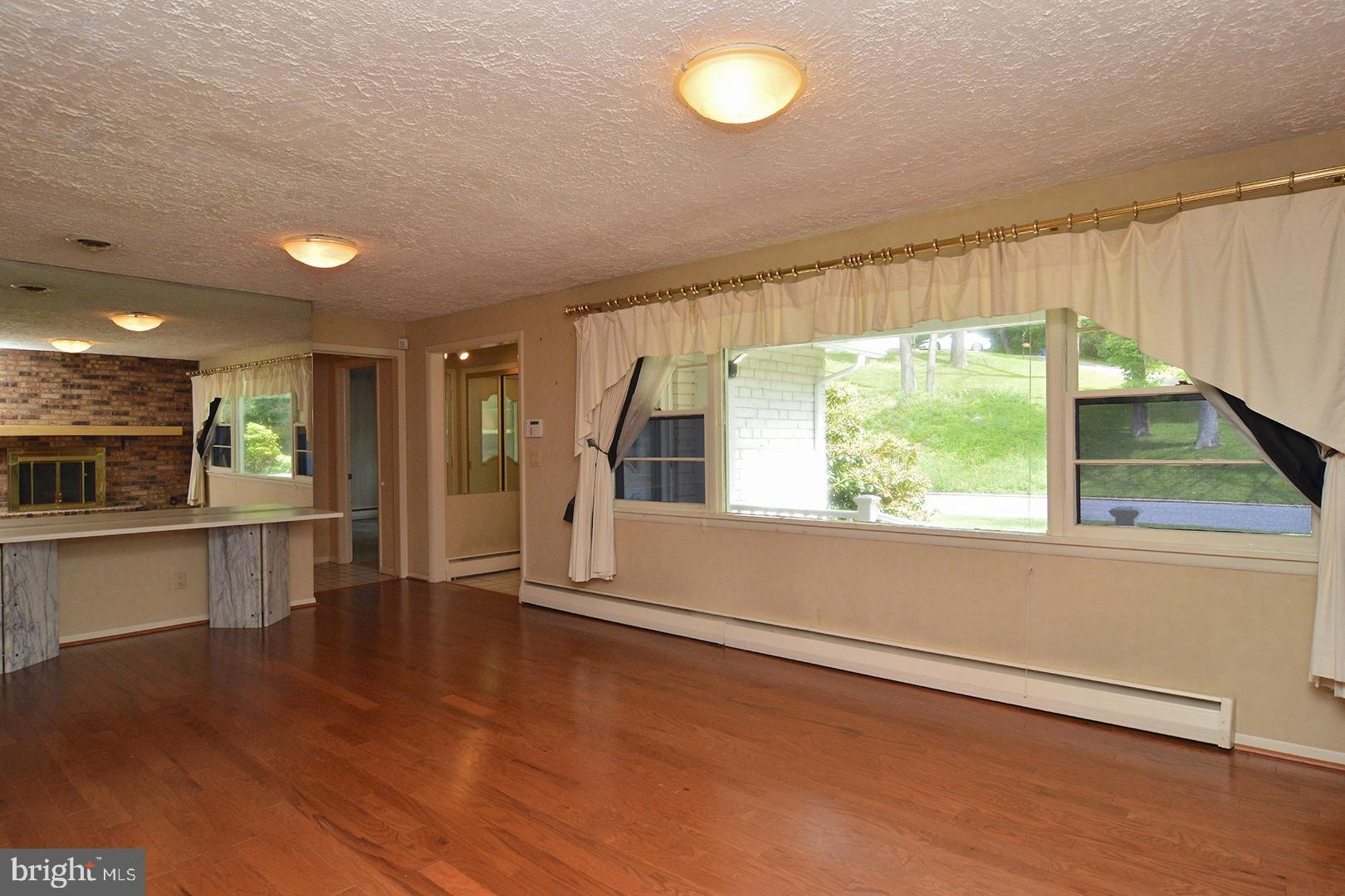 106 Stephen Road Reading, PA 19601 - Photo 5 of 34 Living Room