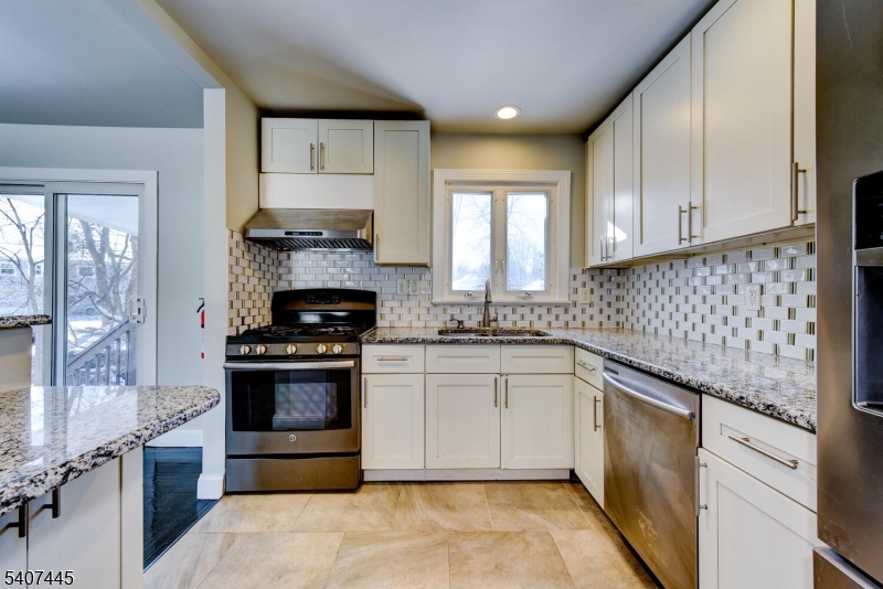 309 Jamestown Road Bridgewater, NJ 08807 - Photo 4 of 21