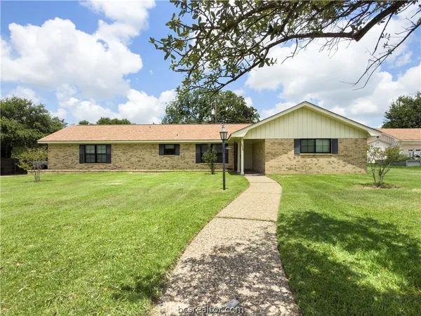 $2,250 | 2525 Willow Bend Drive, Bryan, TX 77802