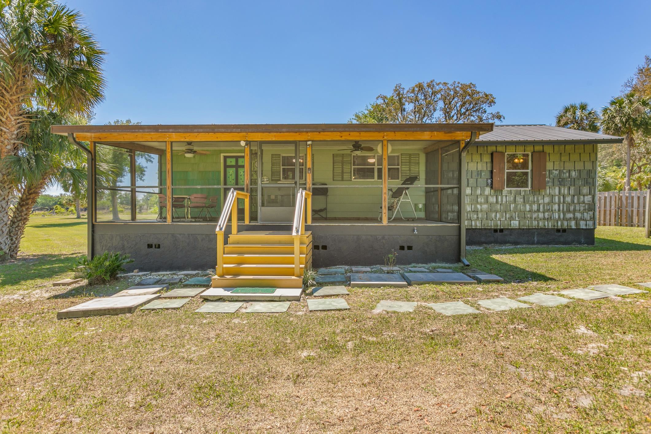 958-954 Grand Rondo Crescent City, FL 32112 - Photo 7 of 23 a house view with a garden space