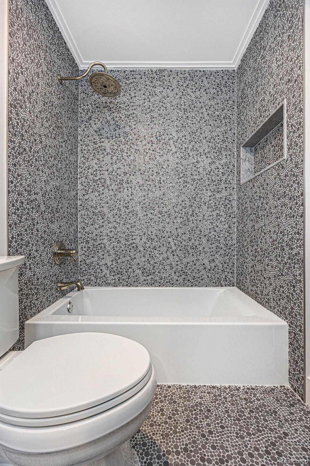 1006 Pointe Pl Boulevard Rochester, MI 48307 - Photo 22 of 33 Large Guest Bathroom Tub With Gorgeous Tile.