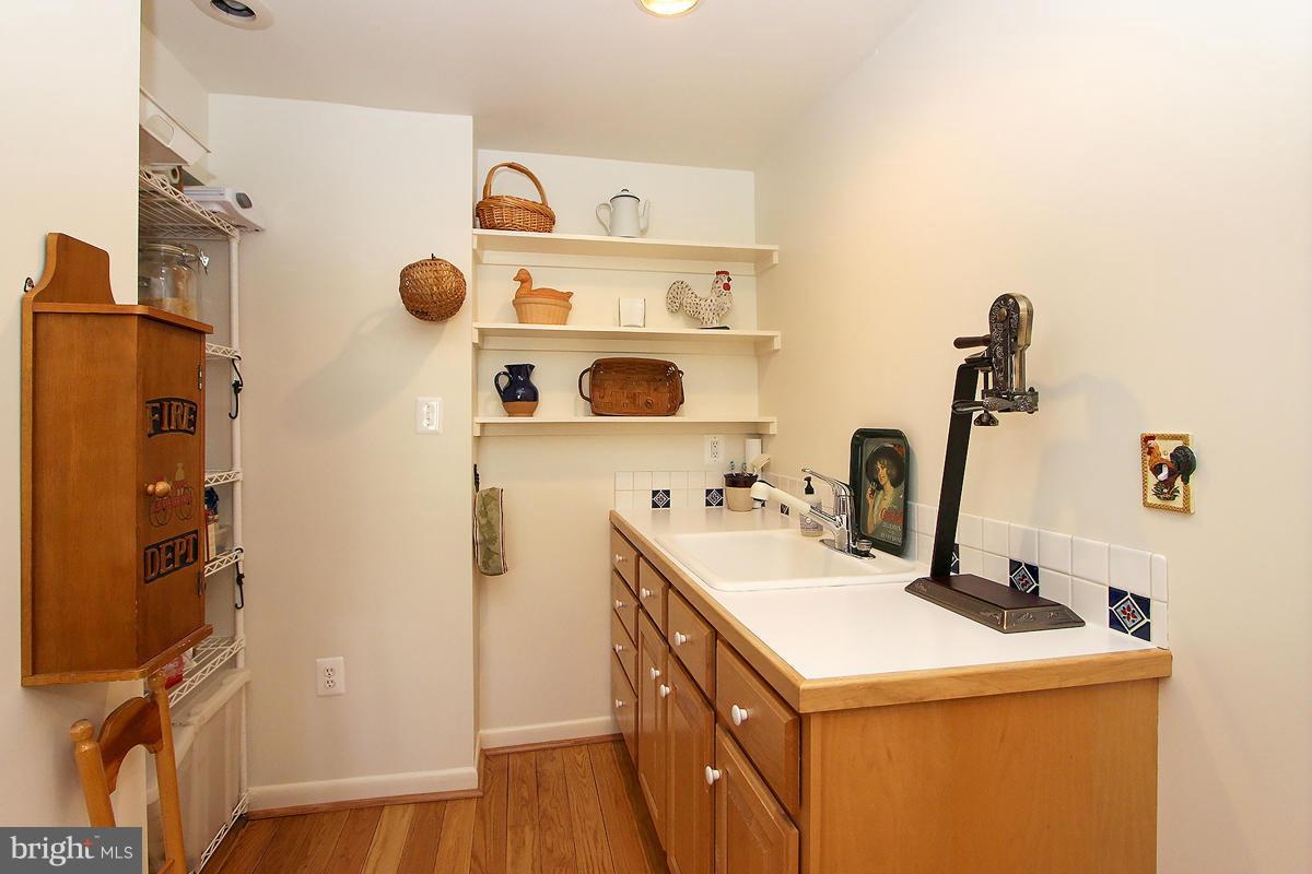 4315 Pinetree Road Rockville, MD 20853 - Photo 18 of 30 Kitchen