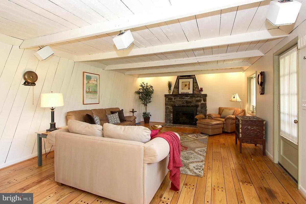 4315 Pinetree Road Rockville, MD 20853 - Photo 10 of 30 Living Room
