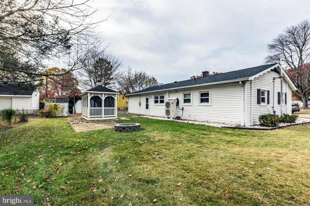 a view of a yard in front of house