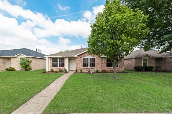 $289,999 | 2938 Marquis Lane, Lancaster, TX 75134