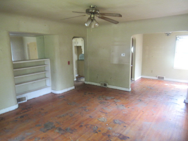 211 South Lafayette Street Byron, IL 61010 - Photo 3 of 26 an empty room with closet and windows
