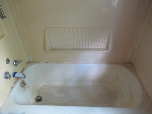 211 South Lafayette Street Byron, IL 61010 - Photo 10 of 26 a bathroom with a bathtub